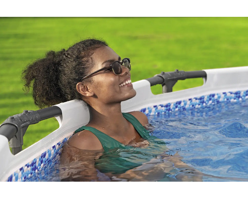Frau entspannt in einem Frame Pool im Garten.