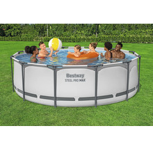 Aufstellpool mit Stahlrahmen und Menschen im Wasser