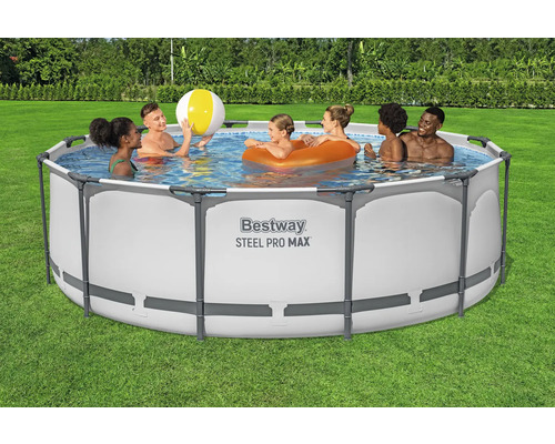 Aufstellpool mit Stahlrahmen und Menschen im Wasser