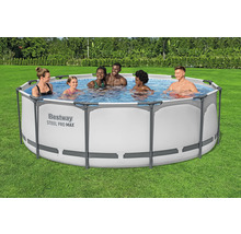 Familie genießt einen Frame Pool von Bestway Steel Pro Max im Garten