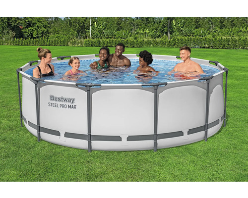 Familie genießt einen Frame Pool von Bestway Steel Pro Max im Garten