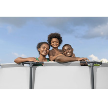 Familie am Pool im Garten