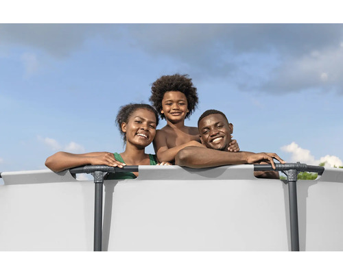 Familie am Pool im Garten