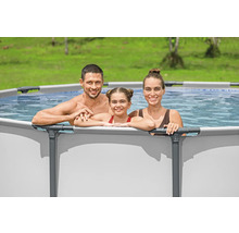 Familie entspannt im Stahlrahmenpool im Garten