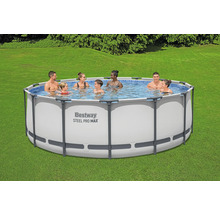 Familie schwimmt in einem Bestway Steel Pro Max Pool im Garten.