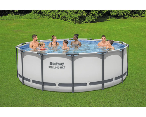 Familie schwimmt in einem Bestway Steel Pro Max Pool im Garten.
