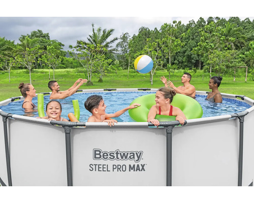 Familie mit Pool, Schwimmreifen, Poolnudeln und Ball im Garten