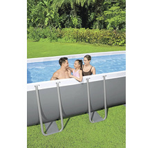 Familie im aufgestellten Pool im Garten