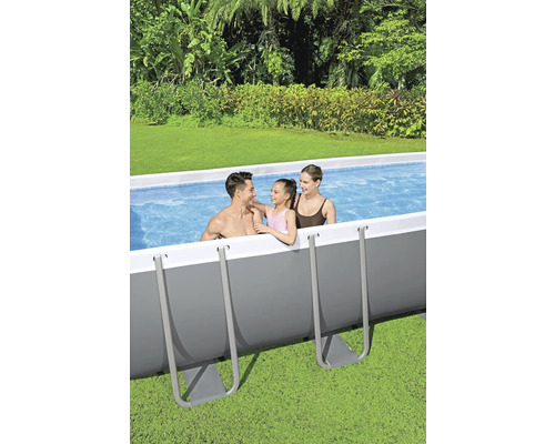 Familie im aufgestellten Pool im Garten