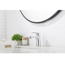 Modernes Badezimmer mit Waschtischarmatur und rundem Spiegel