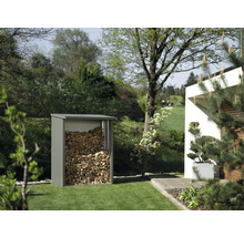 Holzlager im Garten mit Holz gefüllt.