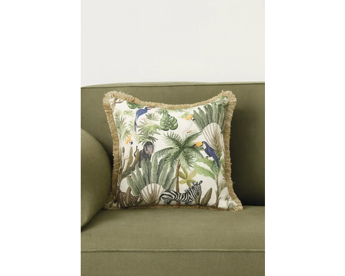 Dekokissen mit Dschungelmotiv auf einem Sofa