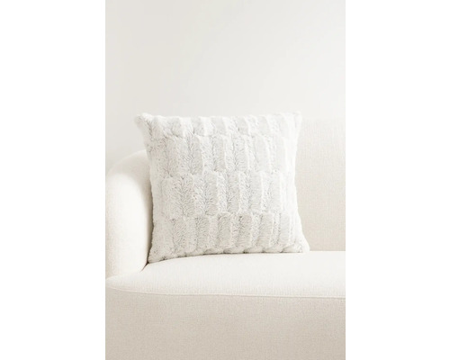 Dekokissen mit Muster auf einem Sofa