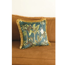 Dekokissen mit Dschungelmotiv und Fransen auf einem Sofa