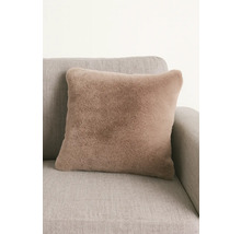 Quadratisches Zierkissen mit Fellimitat auf einer Couch