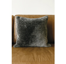 Dekokissen aus Kunstfell auf einem Sofa