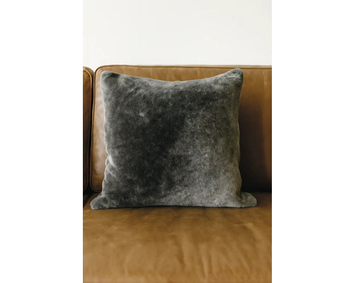 Dekokissen aus Kunstfell auf einem Sofa