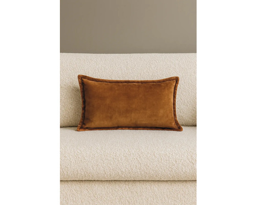 Dekokissen aus Samt auf einem Sofa
