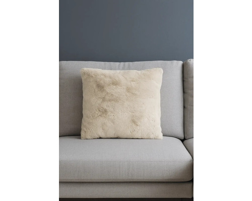 Dekokissen aus Kunstfell auf einem Sofa