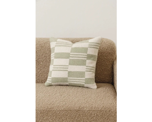 Dekokissen mit grafischem Muster auf Sofa