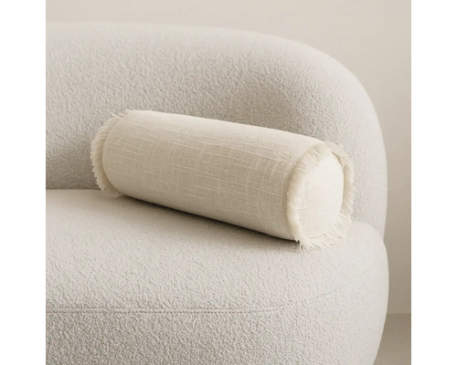 Zierkissen in Zylinderform auf einem Sessel