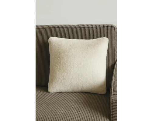 Quadratisches Kissen aus Fellimitat auf einem Sofa