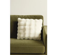 Dekokissen mit Felloptik auf einem Sofa