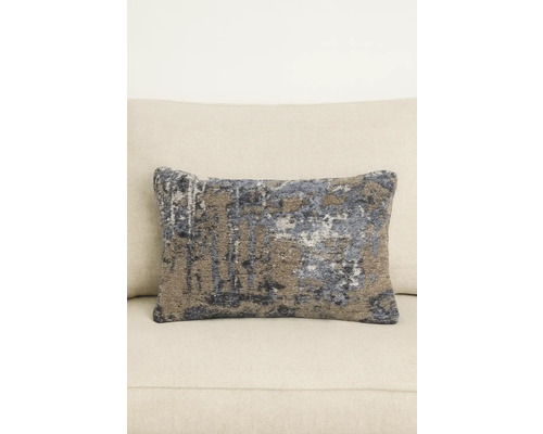 Dekokissen mit abstraktem Muster auf einem Sofa