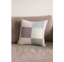 Quadratisches Zierkissen mit Karomuster auf einem Sofa
