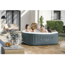 Aufblasbarer Lay-Z-Spa Whirlpool mit vier Personen im Garten.