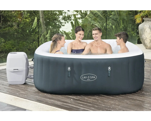 Aufblasbarer Lay-Z-Spa Ibiza Whirlpool mit vier Personen auf einer Holzterrasse.