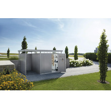 Gerätehaus mit geöffneten Türen in Gartenlandschaft