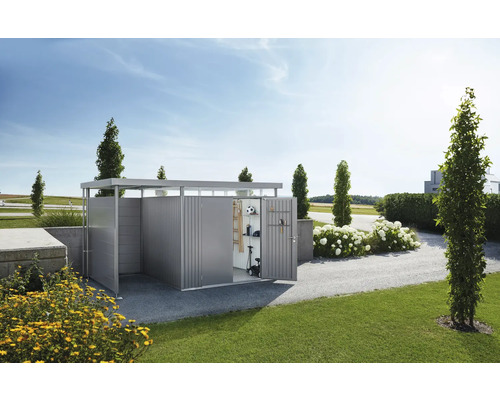 Gerätehaus mit geöffneten Türen in Gartenlandschaft