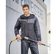 Mann mit Hochdruckreiniger und wasserdichter Jacke und Hose