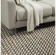 Detailansicht eines Sofas mit einer Decke und einem Teppich mit Schachbrettmuster