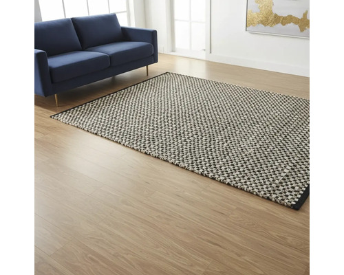 Wohnzimmer mit blauem Sofa und gemustertem Teppich