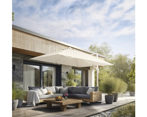 Terrasse mit Loungemöbeln, Sonnenschirm und Pflanzgefäßen vor Haus