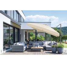 Terrassenszene mit Sonnenschirm, Loungemöbeln und Pflanzenkübeln auf einer Holzterrasse vor einem modernen Haus.