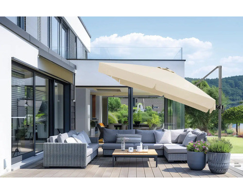 Terrassenszene mit Sonnenschirm, Loungemöbeln und Pflanzenkübeln auf einer Holzterrasse vor einem modernen Haus.