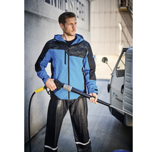 Mann mit Hochdruckreiniger, gekleidet in einer wasserdichten Jacke und Hose.