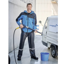 Mann mit Hochdruckreiniger, Arbeitshose und Arbeitsjacke reinigt Transporter