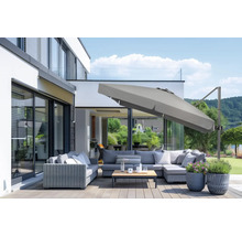 Terrasse mit Lounge-Möbeln, Sonnenschirm und Pflanzenkübeln vor modernem Haus