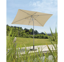 Quadratischer Sonnenschirm auf einer Terrasse