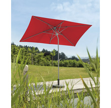 Rechteckiger Sonnenschirm auf einer Terrasse mit Gartengestaltung