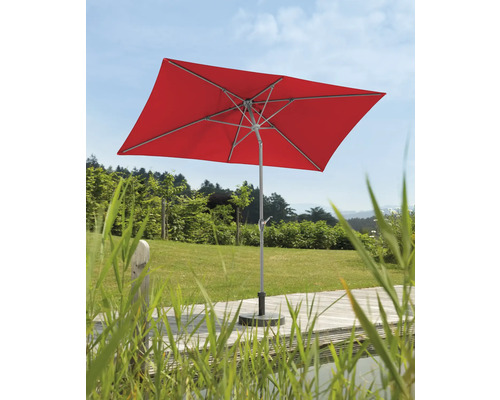 Rechteckiger Sonnenschirm auf einer Terrasse mit Gartengestaltung