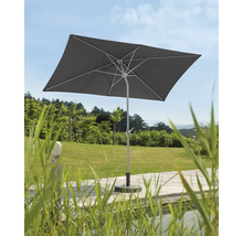 Rechteckiger Gartenschirm auf einer Terrasse mit Garten im Hintergrund