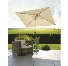 Szene mit einem quadratischen Sonnenschirm, einem Rattansessel und Bodenplatten im Garten