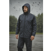 Mann in wasserdichter Jacke und Hose im Regen