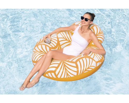 Frau entspannt sich auf einem gelben Schwimmreifen mit Getränkehalter im Pool