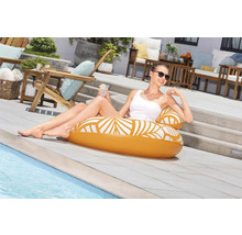 Szene im Freien mit einer Frau, die auf einer aufblasbaren Poolinsel am Pool entspannt.